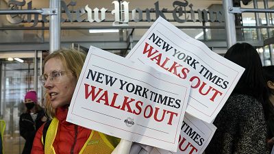 Sztrájkolók a New York Times székháza előtt