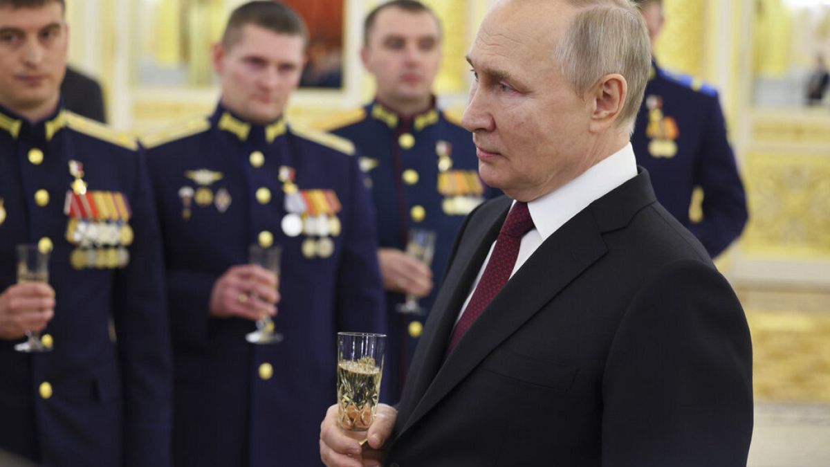 Putin trinkt Champagner mit Soldaten