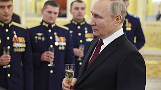 Putin trinkt Champagner mit Soldaten