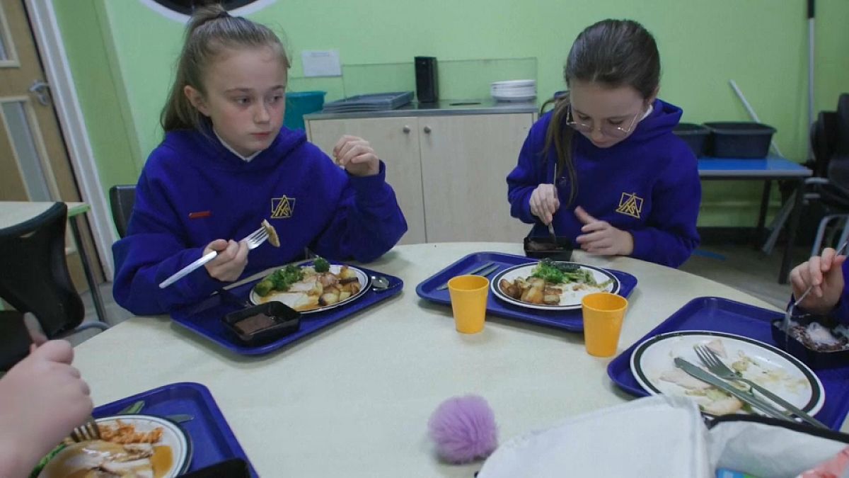 تلاميذ يتناولون وجبة مدرسية