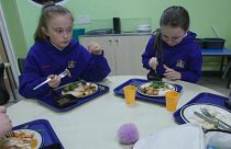تلاميذ يتناولون وجبة مدرسية