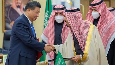 شي جينبينغ، الرئيس الصيني يصافح الملك السعودي في الرياض، المملكة العربية السعودية.