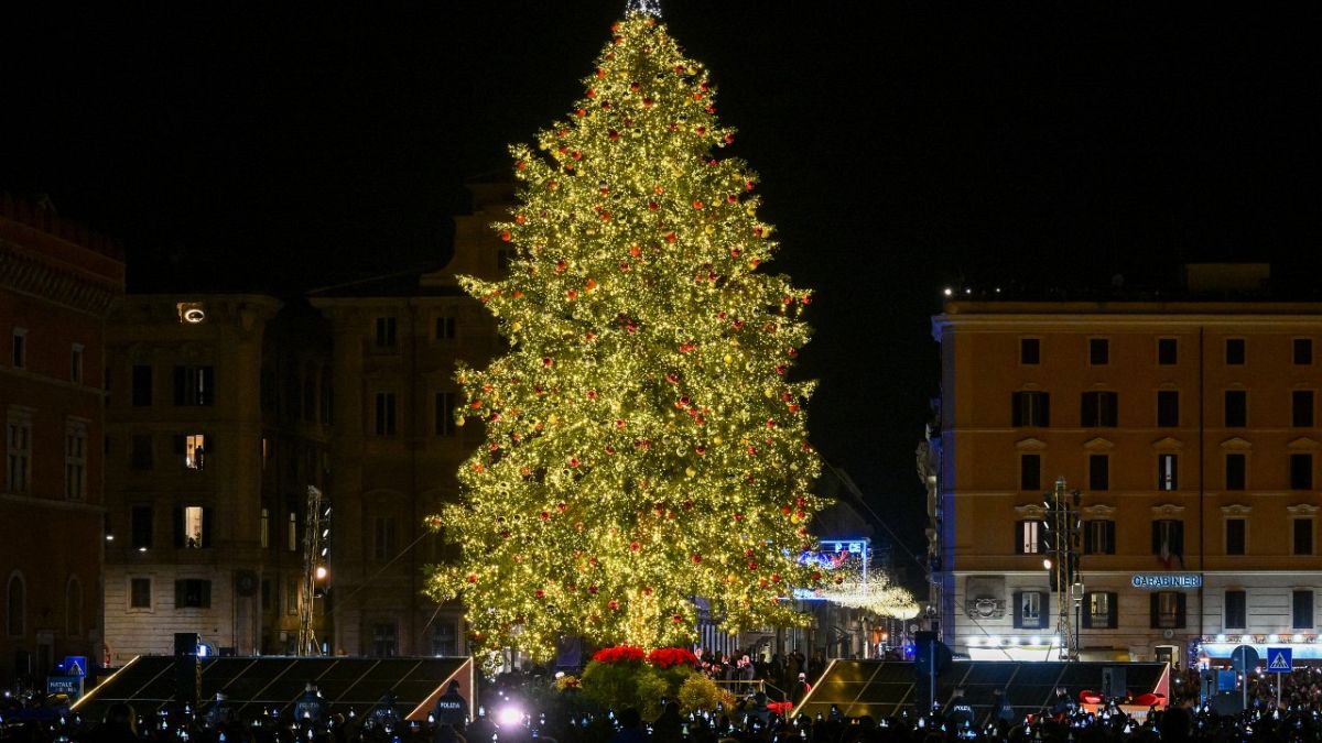 شجرة عيد الميلاد  صديقة البيئة في ساحة فينيسيا بوسط روما في 8 ديسمبر 2022.