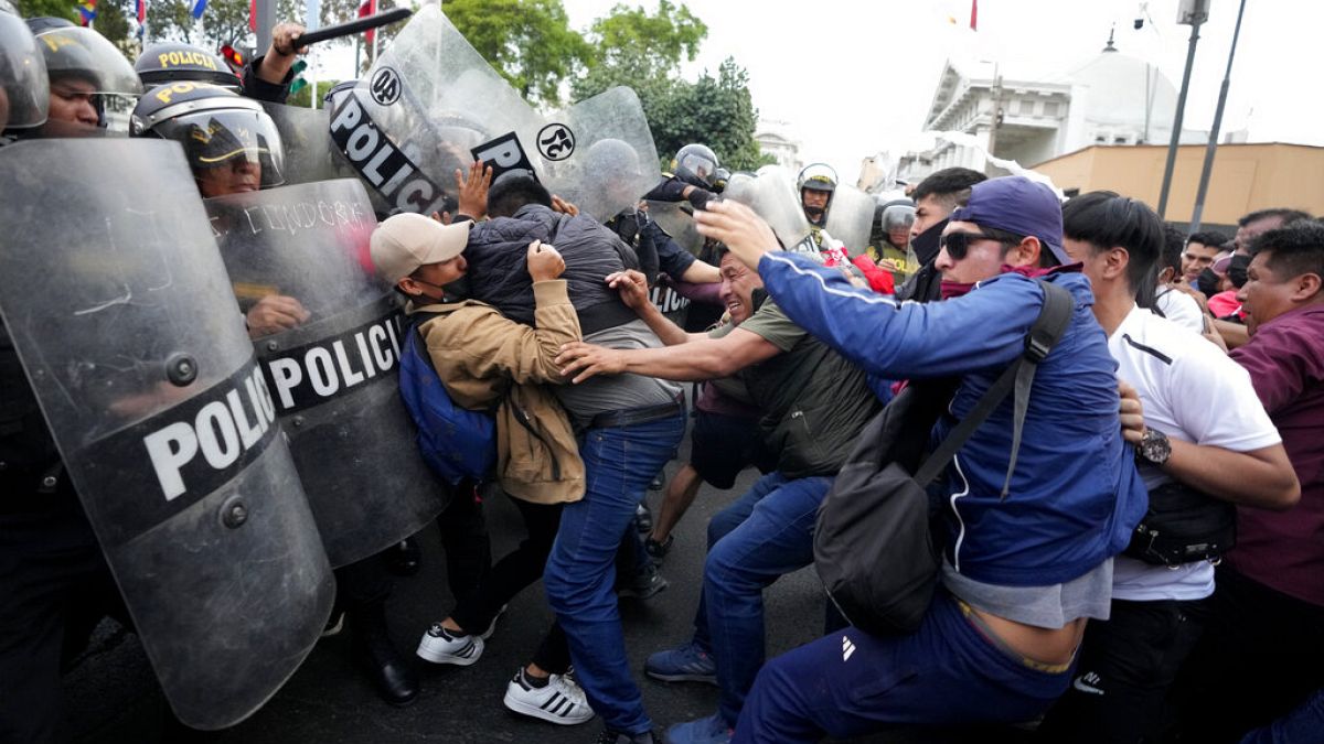 Policía y manifestantes se enfrentan en Lima, Perú