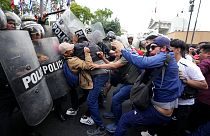 Policía y manifestantes se enfrentan en Lima, Perú