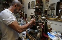 L'artigiano Marco Ferrigno lavora nella sua bottega in via San Gregorio Armeno nel centro di Napoli. Mercoledì 18 settembre 2019.