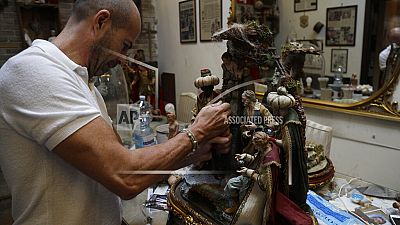 L'artigiano Marco Ferrigno lavora nella sua bottega in via San Gregorio Armeno nel centro di Napoli. Mercoledì 18 settembre 2019.