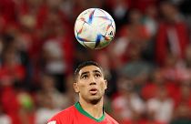 المدافع المغربي  أشرف حكيمي خلال مباراة بين المغرب وإسبانيا على ملعب الدوحة في 6 ديسمبر 2022.