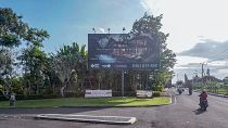 المدخل الرئيسي لنادي ترامب الدولي للغولف سابقا والذي تم تحويله إلى مقهى في تابانان، أندونيسيا.