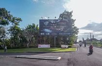 المدخل الرئيسي لنادي ترامب الدولي للغولف سابقا والذي تم تحويله إلى مقهى في تابانان، أندونيسيا.