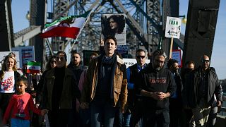 حضور جاستین ترودو نخست وزیر کانادا در حمایت از معترضین ایرانی در ۲۹ اکتیر ۲۰۲۲ در حالی که پوستری از مهسا امینی در پشت سر او دیده می‌شود.