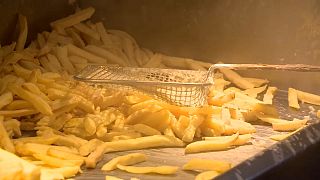 البطاطس المقلية أحد المادة الغذالئية التي ارتفع سعرها في بلجيكا خلال العام الجاري جراء ارتفاع أسعار الطاقة والتضخم الاقتصادي، 9 ديسمبر 2022.