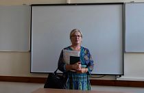 تصویری از یک معلم در لهستان به تاریخ ۳۱ اوت ۲۰۲۲. این کشور به دلیل دستمزد کم دچار کمبود معلم است.