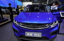 A Geely kínai autógyár hibrid modelljének bemutatója Pekingben