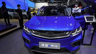 A Geely kínai autógyár hibrid modelljének bemutatója Pekingben