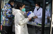 Karantina merkezine gönderilme kuralının kaldırılmasının ardından Çin'de halk Covid-19 belirtilerine karşı ilaç almak için eczanelere akın etti