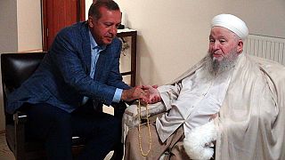Der türkische Präsident Recep Tayyip Erdogan besucht Mahmut Ustaosmanoğlu, religiöser Führer der İsmail-Ağa-Gemeinde in Istanbul.