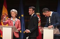 Presidente da Comissão Europeia, Ursula von der Leyen, com presidente francês, Emmanuel Macron, e primeiro-ministro espanhol, Pedro Sánchez