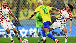 Neymar (10) szlalomozik a horvát játékosok között a brazil-horvát világbajnoki negyeddöntőben.
