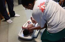 أفراد من منظمة أطباء بلا حدود، وهم يعتنون بعلي مباشرة بعد ولادته على متن سفينة الإنقاذ جيو بارنتس، في البحر الأبيض المتوسط، الأربعاء، 7 ديسمبر/كانون الأول 2022