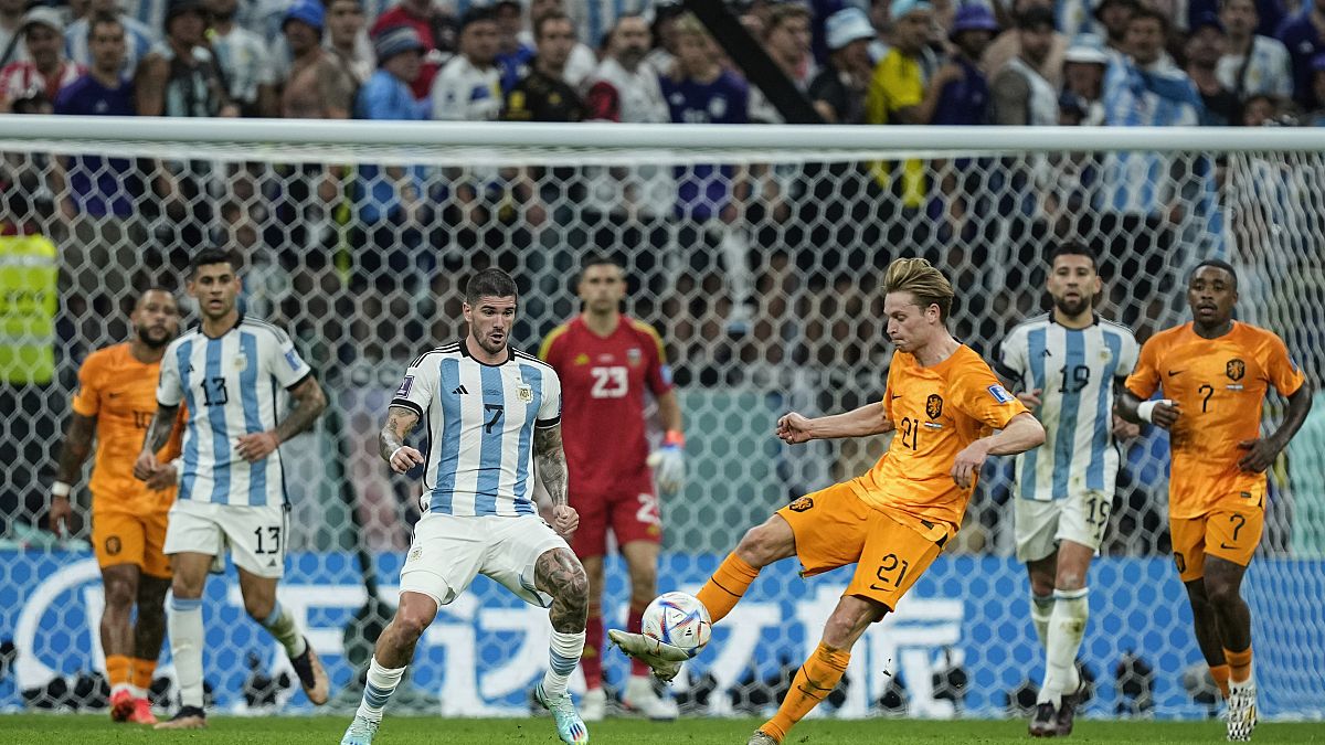 الهولندي فرينكي دي يونغ ، يتحكم في الكرة بجوار الأرجنتيني رودريغو دي بول ، الثالث على اليسار - ملعب لوسيل - قطر. 2022/12/09