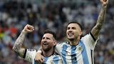Lionel Messi et Leandro Paredes célèbrent la qualification pour les demi-finales du Mondial, vendredi 9 décembre 2022.
