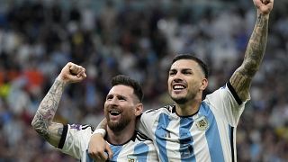 Lionel Messi et Leandro Paredes célèbrent la qualification pour les demi-finales du Mondial, vendredi 9 décembre 2022.