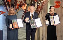 Alesz Bjaljacki felesége, Natajja Pincsuk, a Memorial nemzetközi tanácsának elnöke, Jan Racsinszkij és Olekszandra Matvijcsuk a Nobel-békedíjjal Oslóban.