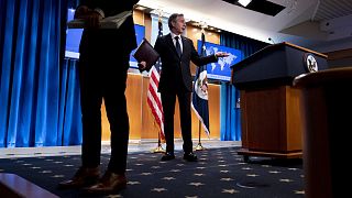 Antony Blinken amerikai külügyminiszter távozik egy sajtótájékoztatóról