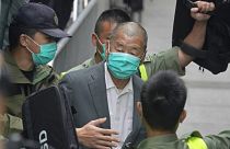 El empresario Jimmy Lai sale del tribunal tras apelar una primera sentencia en febrero de 2021