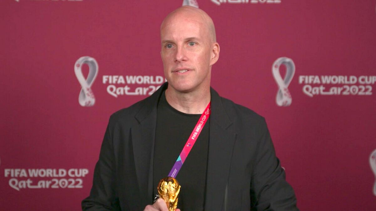 Le journaliste américain Grant Wahl lors d'une cérémonie de remise de prix à Doha, au Qatar, en novembre 2022.