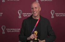 Грант Уол на вручении миниатюрной копии Кубка мира по футболу