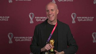 Грант Уол на вручении миниатюрной копии Кубка мира по футболу