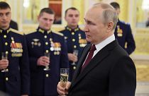 بوتين مع ضباط من الجيش الروسي في الكرملين