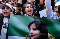 Mahsza Amini halála miatt tiltakozók Irán isztambuli konzulátusa előtt