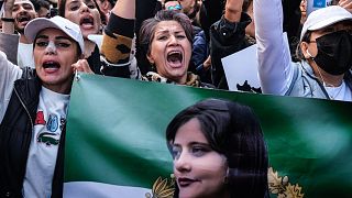 Mahsza Amini halála miatt tiltakozók Irán isztambuli konzulátusa előtt 