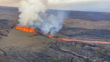 Un río de lava desciende desde el volcán Mauna Loa en Hawai