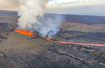 Un río de lava desciende desde el volcán Mauna Loa en Hawai