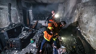 رجل إطفاء داخل الشقة التي شب فيها الحريق في مخيم جباليا - قطاع غزة 17 نوفمبر/ تشرين الثاني 2022