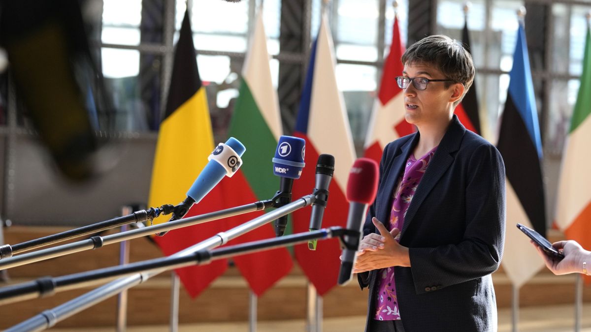 Anna Lührmann Európa-ügyi miniszter egy brüsszeli sajtótájékoztatóján