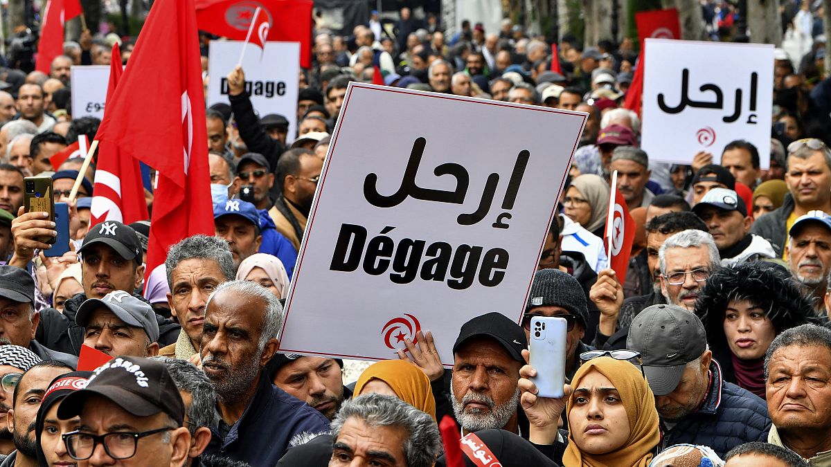 محتجون تونسيون يطالبون الرئيس قيس سعيد بالرحيل 10/12/2022