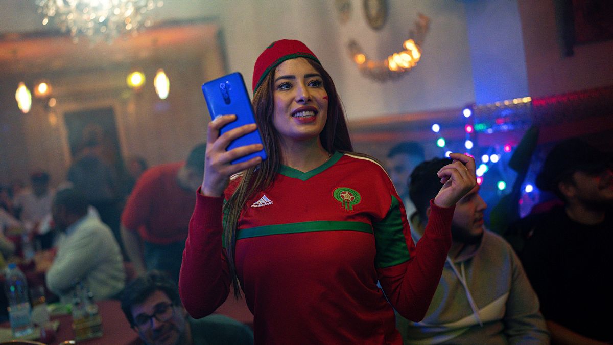 مشجعة مغربية في برشلونة الإسبانية 