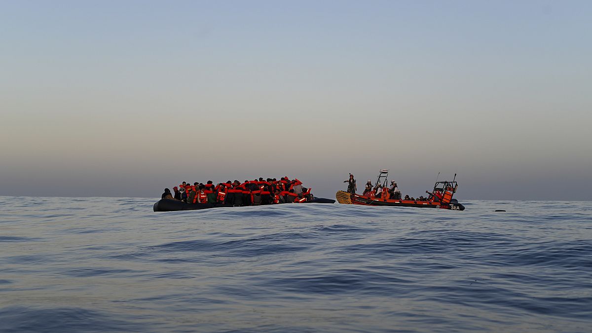 Kimentett illegális bevándorlók csónakon a Földközi-tengeren.