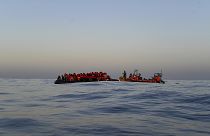 Ein Rettungsteam von "Ärzte ohne Grenzen" nähert sich einem Boot mit 74 Migranten, um sie auf das Rettungsschiff "Geo Barents" zu bringen