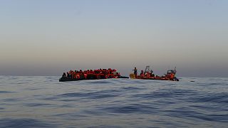 Kimentett illegális bevándorlók csónakon a Földközi-tengeren.