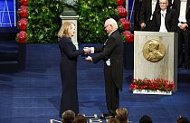 Annie Ernaux recibe el premio Nobel de Literatura de manos del rey Carlos Gustavo de Suecia