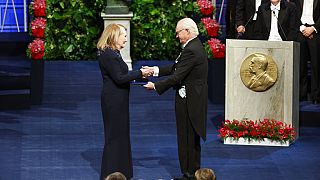 Annie Ernaux recibe el premio Nobel de Literatura de manos del rey Carlos Gustavo de Suecia