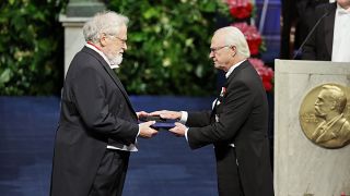 Le roi de Suède Charles XVI Gustave remet le prix Nobel de physique à Anton Zeilinger