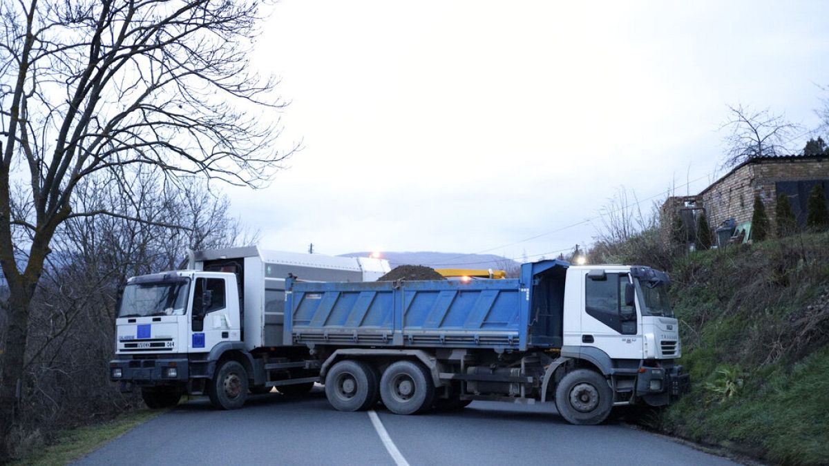Trucks blockieren eine Straßee in Nord-Kosovo