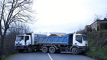 Trucks blockieren eine Straßee in Nord-Kosovo